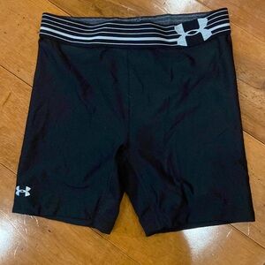 *Under Armour* Compression Shorts in BLACK